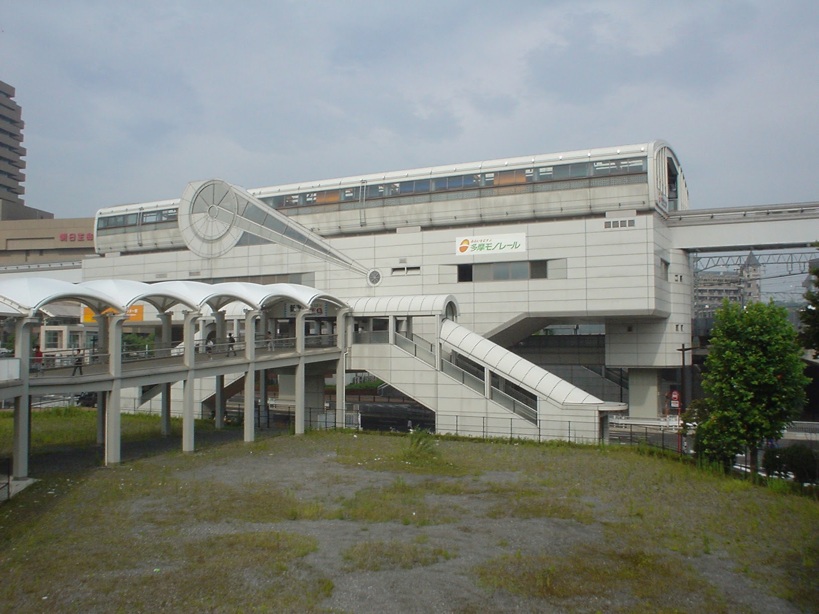 多摩センター駅 (2004/7/17 撮影)